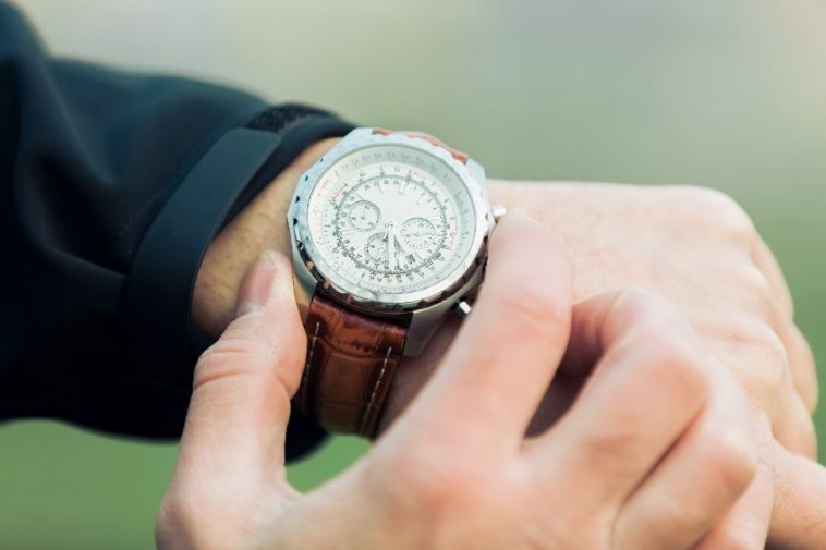 Un homme porte une montre au poignet