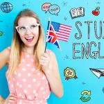 Comment s'initier à l'anglais? Une fille tenant un drapeau américain avec les mots « Study English » dessus.