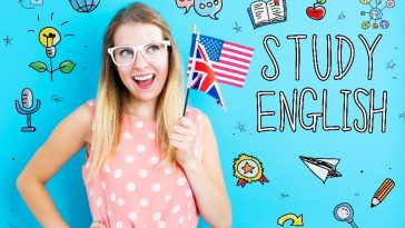 Comment s'initier à l'anglais? Une fille tenant un drapeau américain avec les mots « Study English » dessus.