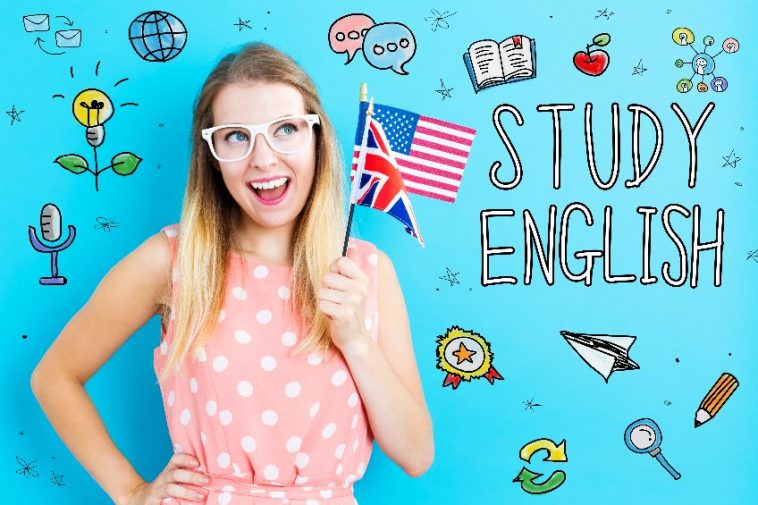 Comment s'initier à l'anglais? Une fille tenant un drapeau américain avec les mots « Study English » dessus.