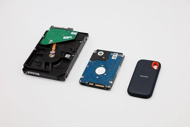 Un disque dur et un téléphone portable côte à côte.