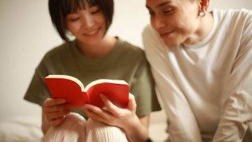 Un homme et une femme lisant un livre.