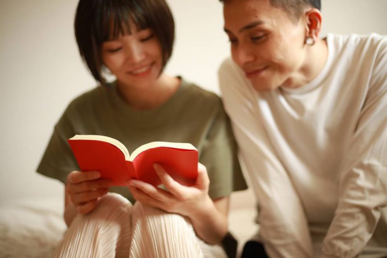 Un homme et une femme lisant un livre.