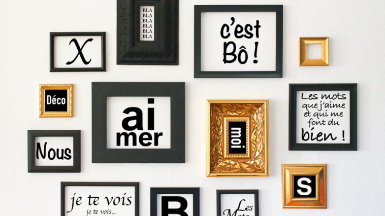 Un groupe de cadres noirs et dorés avec des mots français dessus.
