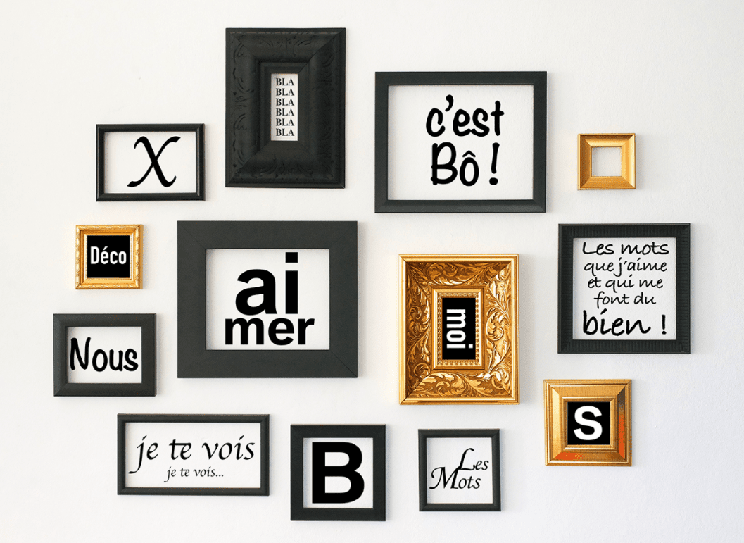 Un groupe de cadres noirs et dorés avec des mots français dessus.