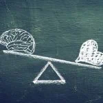 Un triangle avec un cœur et un cerveau sur un tableau.
