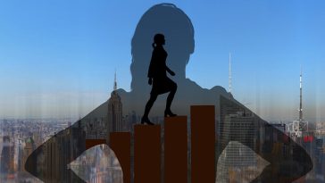 Une silhouette d'une femme d'affaires debout sur un graphique.