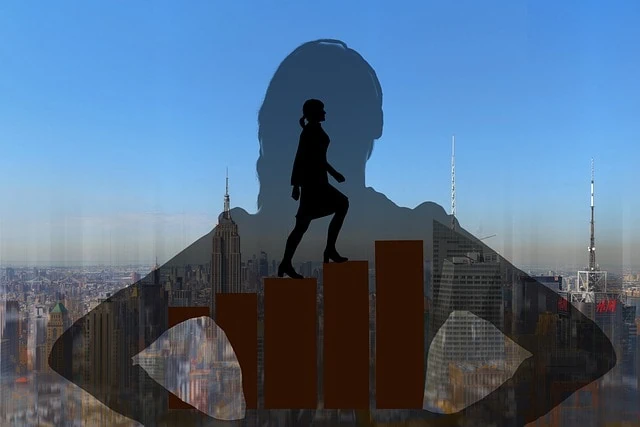 Une silhouette d'une femme d'affaires debout sur un graphique.