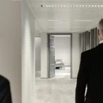 Deux hommes en costume marchant dans un couloir.