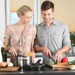 Un couple prépare de la nourriture dans sa cuisine tout en utilisant des surnoms mignons l'un pour l'autre.
