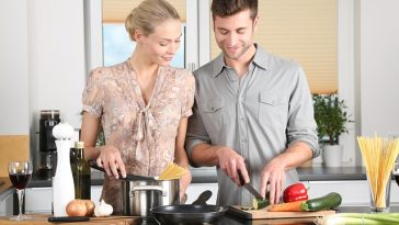 Un couple prépare de la nourriture dans sa cuisine tout en utilisant des surnoms mignons l'un pour l'autre.