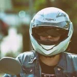 Une femme portant un casque de moto.