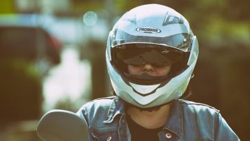Une femme portant un casque de moto.