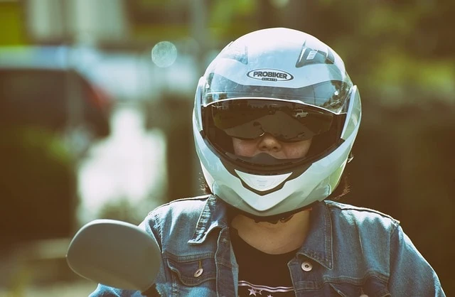 Une femme portant un casque de moto.