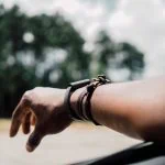 La main d'une personne qui sort de la fenêtre d'une voiture.