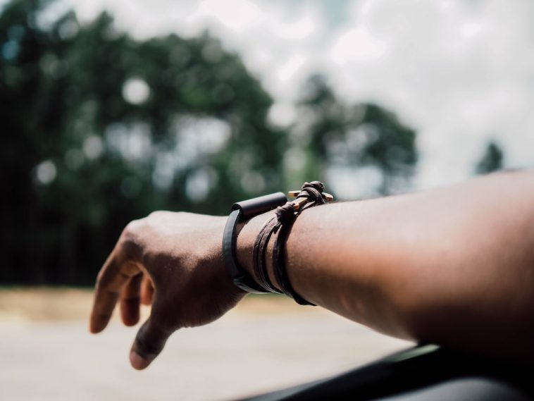 La main d'une personne qui sort de la fenêtre d'une voiture.