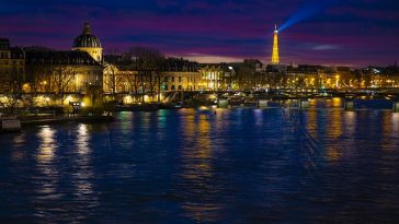 Paris la nuit avec la tour eiffel en arrière-plan.