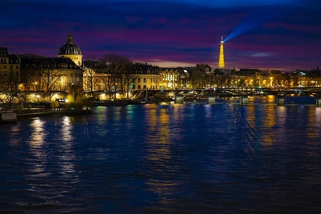 Paris la nuit avec la tour eiffel en arrière-plan.