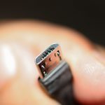 La main d'une personne tenant un câble micro USB.