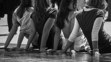 Un groupe de filles assises sur un banc.