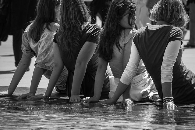 Un groupe de filles assises sur un banc.