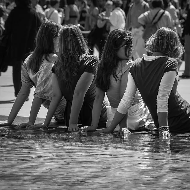 Un groupe de filles assises sur un banc.