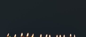 Bougies de joyeux anniversaire sur fond noir.