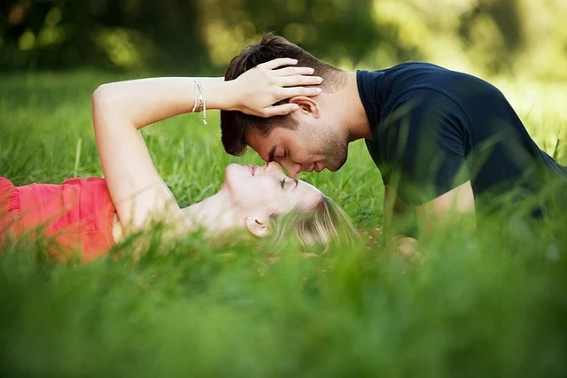 Un homme et une femme s'embrassant sur CrushAvenue.com