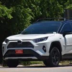 La toyota rav4 blanche est garée sur le bord de la route.