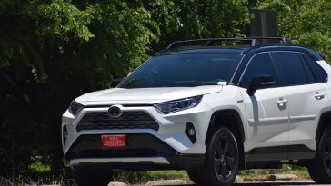 La toyota rav4 blanche est garée sur le bord de la route.