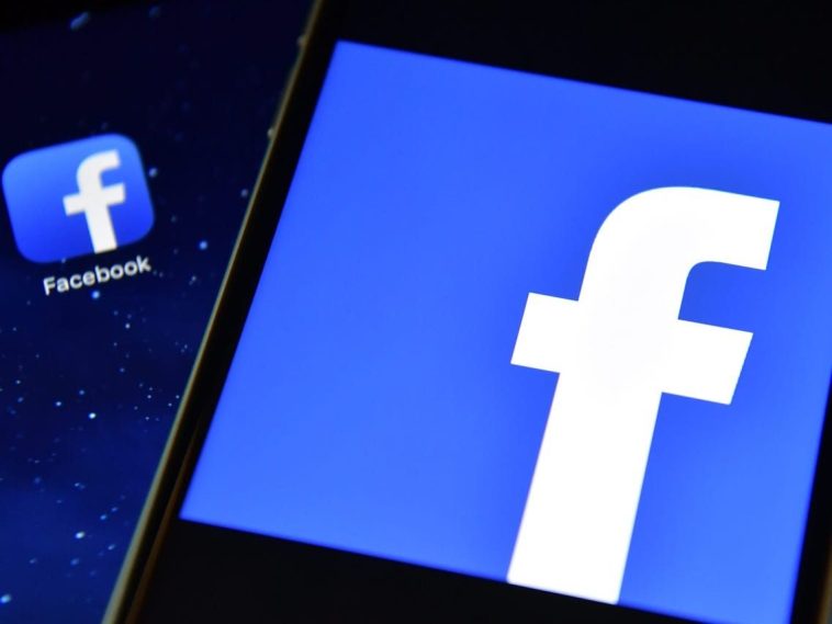 Un smartphone affiche le logo emblématique de Facebook.