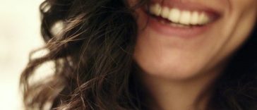 Un gros plan d'une femme qui rit, exprimant sa joie et son bonheur.