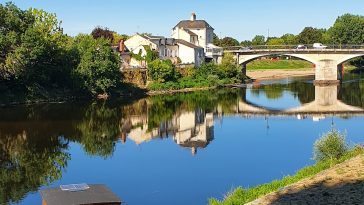 Un bateau est amarré dans une rivière à côté d'un pont.