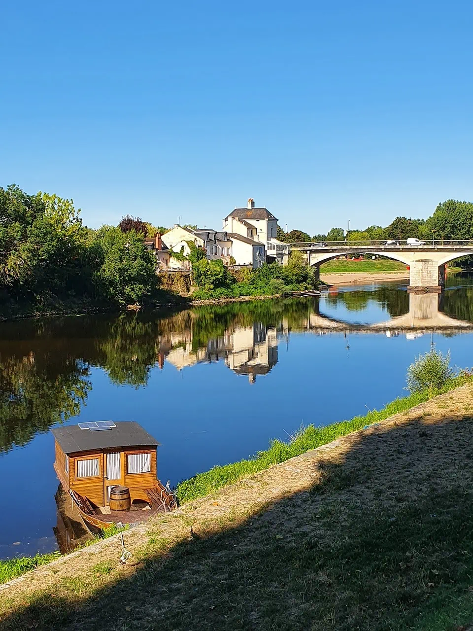 Un bateau est amarré dans une rivière à côté d'un pont.