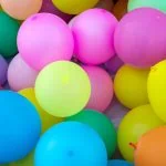 Une pile vibrante de ballons colorés, parfaits pour les Location d'Animations ou pour ajouter une touche festive aux Événements Spéciaux.