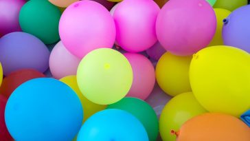 Une pile vibrante de ballons colorés, parfaits pour les Location d'Animations ou pour ajouter une touche festive aux Événements Spéciaux.