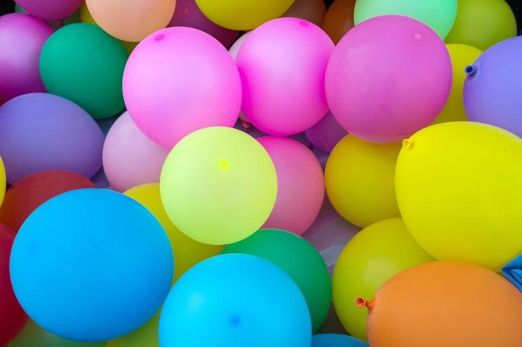 Une pile vibrante de ballons colorés, parfaits pour les Location d'Animations ou pour ajouter une touche festive aux Événements Spéciaux.