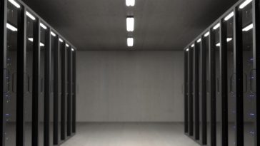 Un datacenter avec des rangées de serveurs pour les solutions Big Data