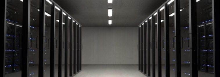 Un datacenter avec des rangées de serveurs pour les solutions Big Data