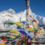 Un groupe de drapeaux de prières au sommet d’une montagne.