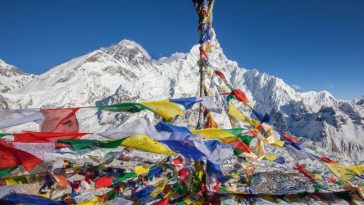 Un groupe de drapeaux de prières au sommet d’une montagne.