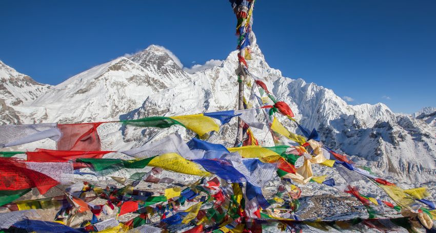 Un groupe de drapeaux de prières au sommet d’une montagne.