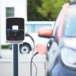 Une voiture électrique est branchée à une station de recharge.