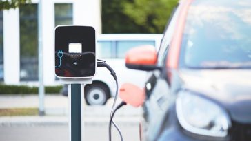 Une voiture électrique est branchée à une station de recharge.