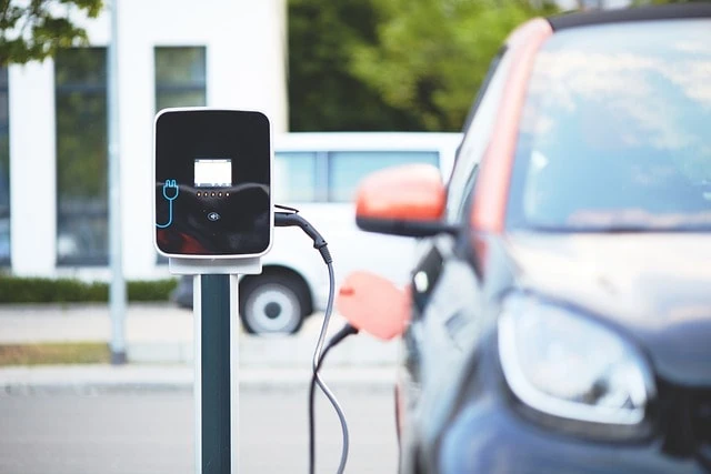 Une voiture électrique est branchée à une station de recharge.