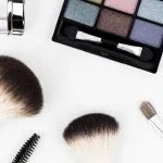 découvrez notre sélection de maquillage pour mettre en valeur votre beauté avec des produits de qualité et des teintes variées. trouvez tout ce dont vous avez besoin pour sublimer votre look avec notre gamme de maquillage.