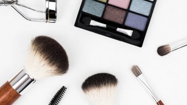 découvrez notre sélection de maquillage pour mettre en valeur votre beauté avec des produits de qualité et des teintes variées. trouvez tout ce dont vous avez besoin pour sublimer votre look avec notre gamme de maquillage.