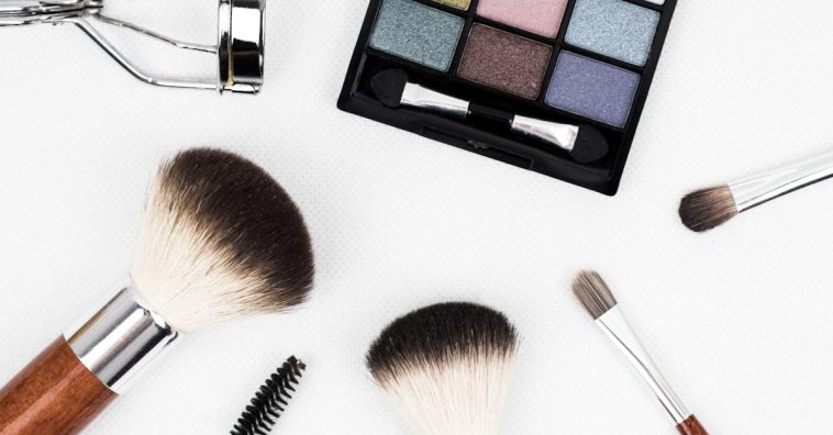 découvrez notre sélection de maquillage pour mettre en valeur votre beauté avec des produits de qualité et des teintes variées. trouvez tout ce dont vous avez besoin pour sublimer votre look avec notre gamme de maquillage.