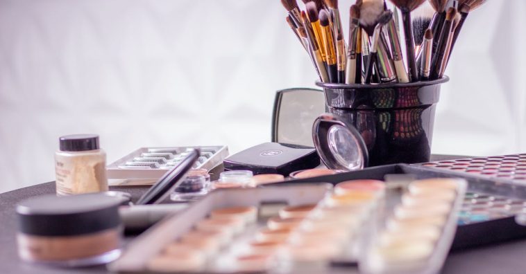 découvrez notre sélection de palettes de maquillage pour un look parfait. retrouvez les dernières tendances en matière de maquillage avec nos palettes de qualité professionnelle.