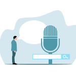 Homme debout à côté d'un grand microphone avec une barre de recherche, illustratif de la révolution du contrôle vocal ou du concept de podcasting.